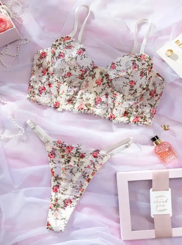 Lingerie florale bustier blanche présentée à plat