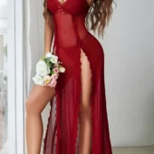 Robe longue sexy transparente fendue en voile sensuel bordeaux - debout Robe longue sexy transparente bordeaux portée debout, fente haute et voile fluide