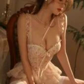 Robe sexy corset romantique en dentelle et tulle - assise Robe sexy corset portée en position assise