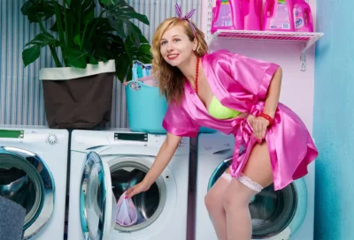 femme en lingerie devant une machine à laver