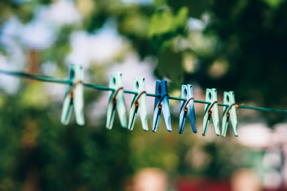 pinces à linge sur un fil