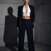 Haut cuir lacé Bianca blanc, vue de face, porté avec blazer marine et pantalon large