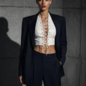 Haut cuir lacé Bianca blanc, détail laçage et œillets métalliques, blazer marine ouvert