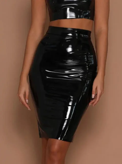 Jupe moulante en cuir brillant noir détail matière