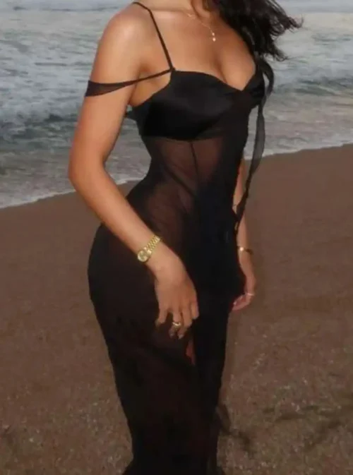 Robe noire transparente de face en mouvement