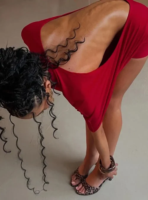 Robe sexy dos nu intégral rouge femme penchée dos nu