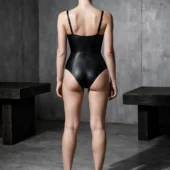 Body bustier cuir Victoria noir, vue de dos, bretelles réglables et fermeture dos