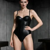 Body bustier cuir Victoria noir, bonnets moulés à armatures et coupe échancrée, plan rapproché