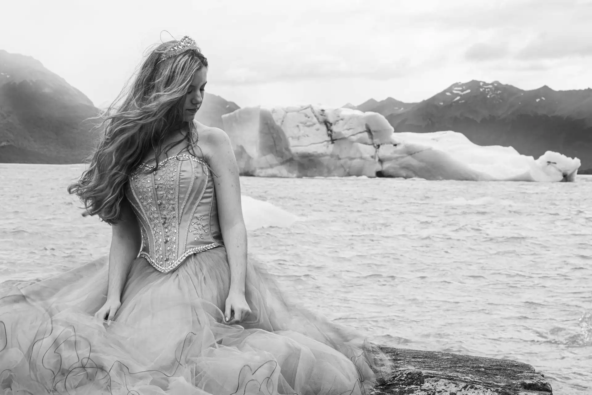 cliché noir et blanc d'une femme en corset près de la mer