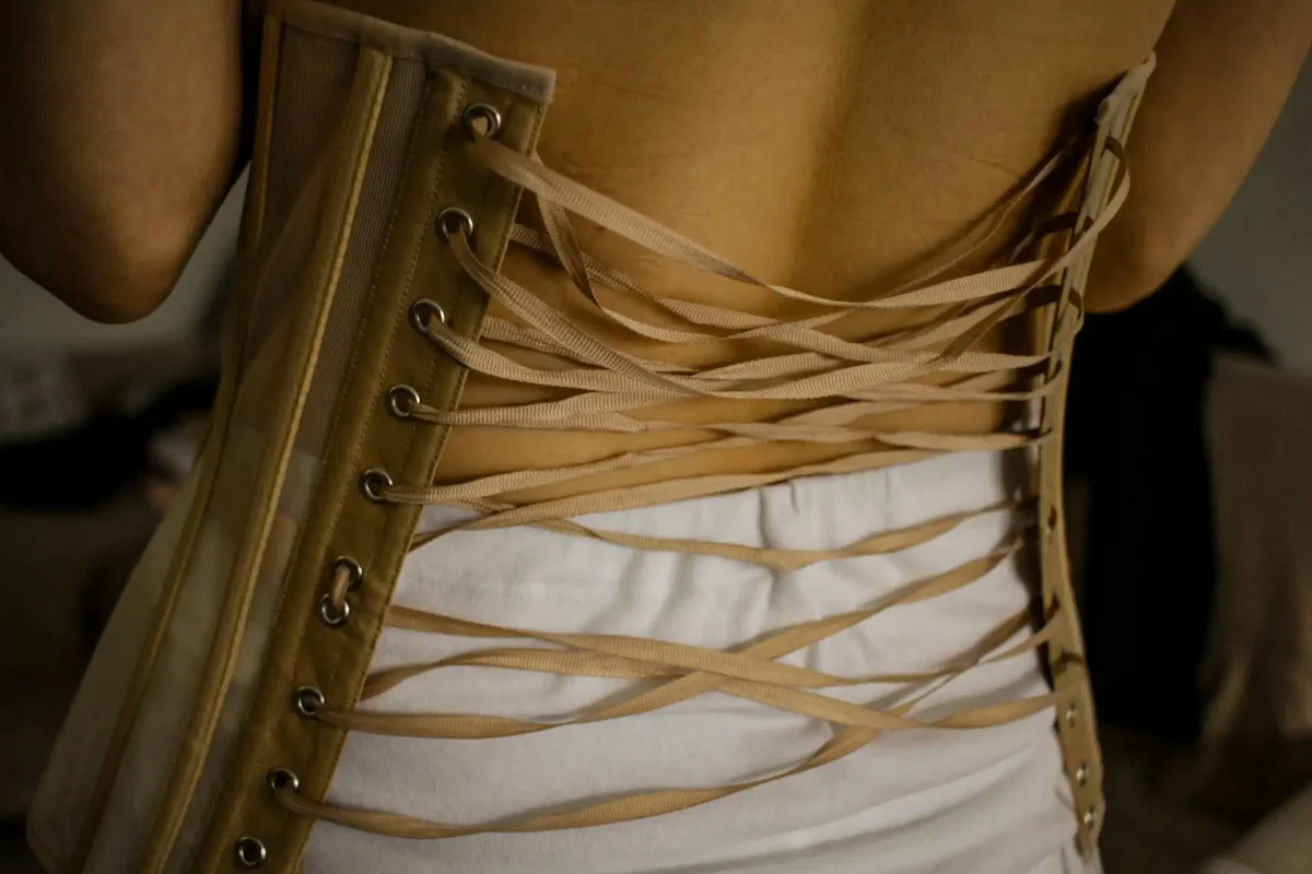 corset ouvert dans le dos