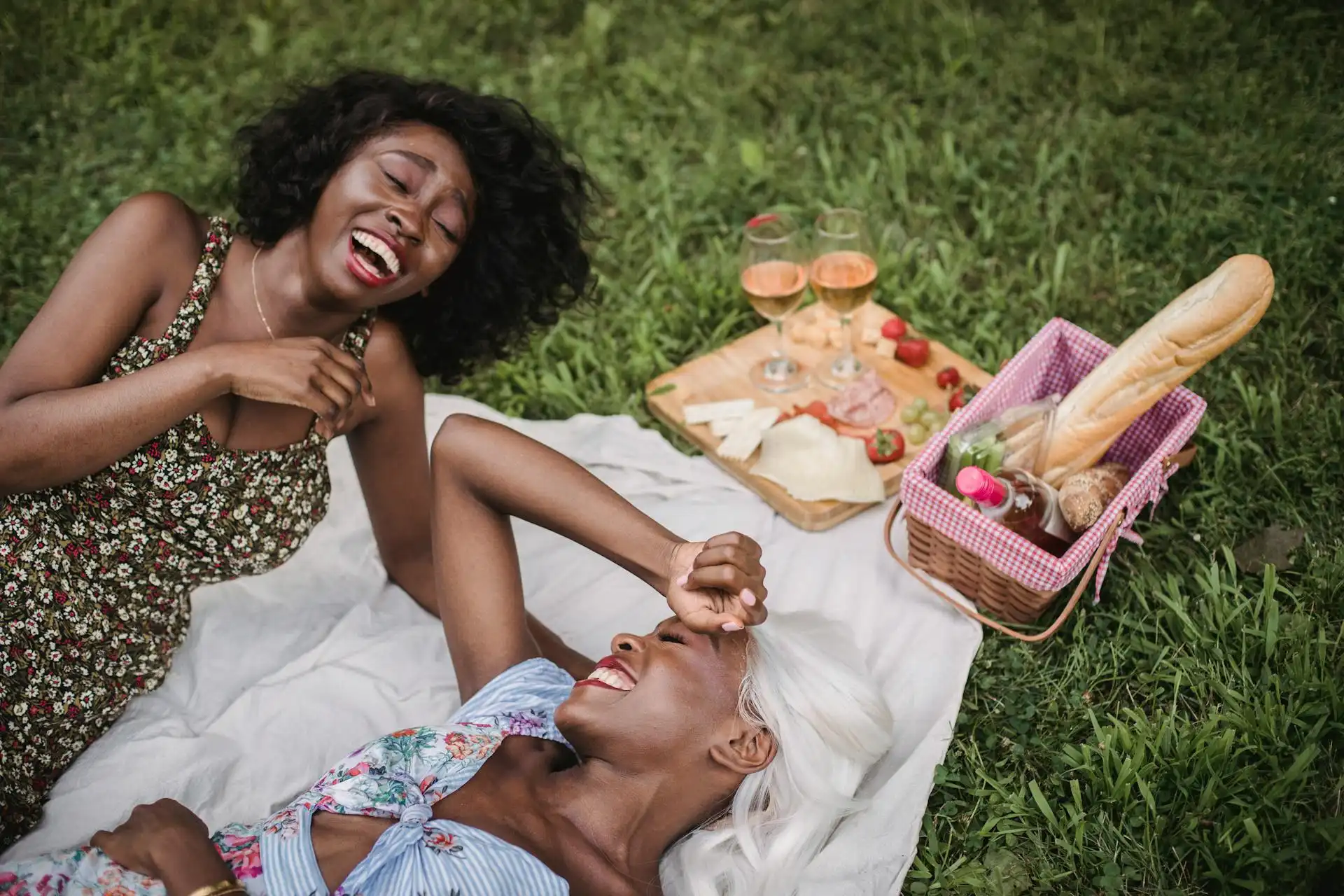 deux femmes en pic-nic allongées sur l'herbe