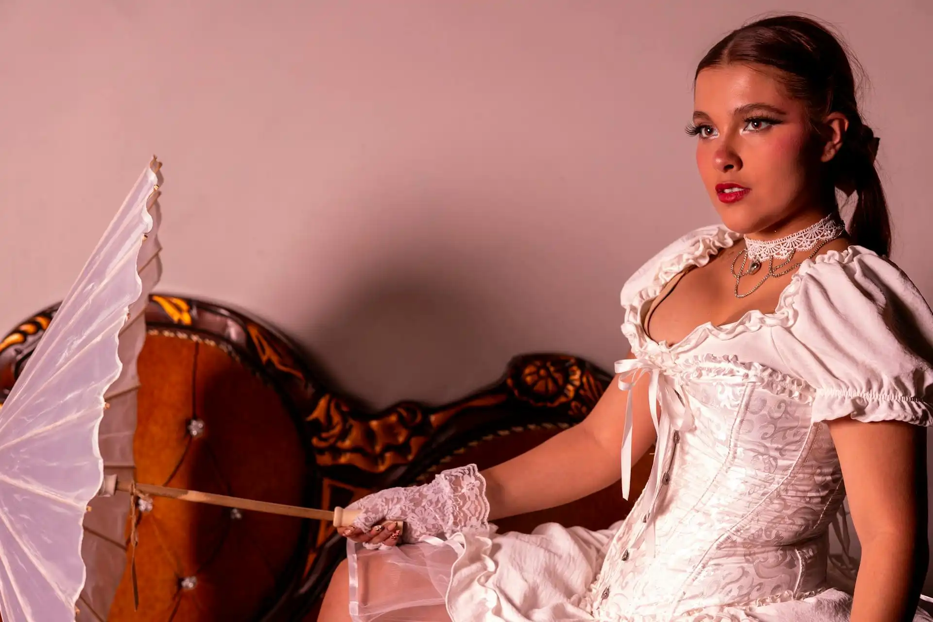 femme élégante en corset blanc et ombrelle