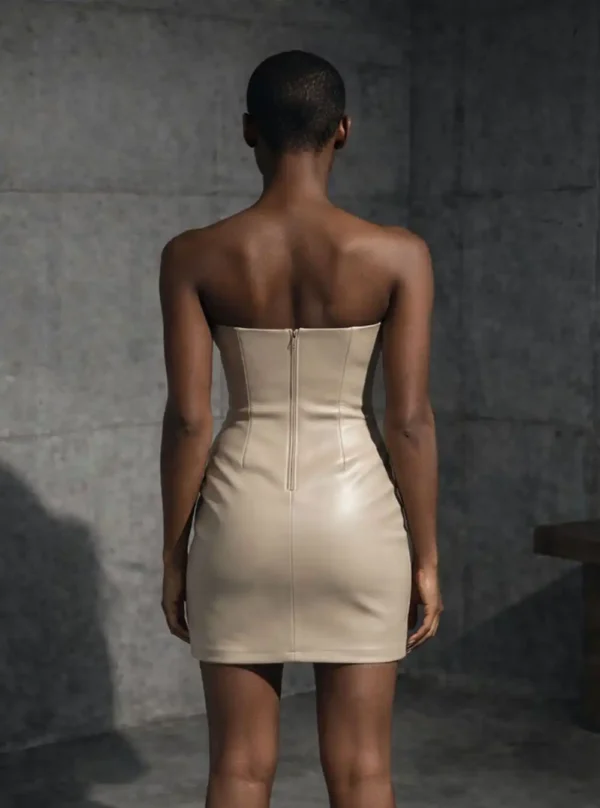robe-bustier-cuir-aspa-beige-dos-zoom Robe bustier en cuir Aspa beige, vue de dos, fermeture éclair et découpes bustier, plan rapproché