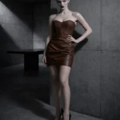 Robe bustier en cuir Aspa marron, vue de face, bustier cœur et jupe asymétrique