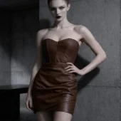 robe-bustier-cuir-aspa-marron-face-principal Robe bustier en cuir Aspa marron, bustier cœur et coutures apparentes, plan rapproché