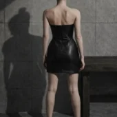 Robe bustier en cuir Aspa noire, vue de dos, fermeture éclair centrale et silhouette sculptante