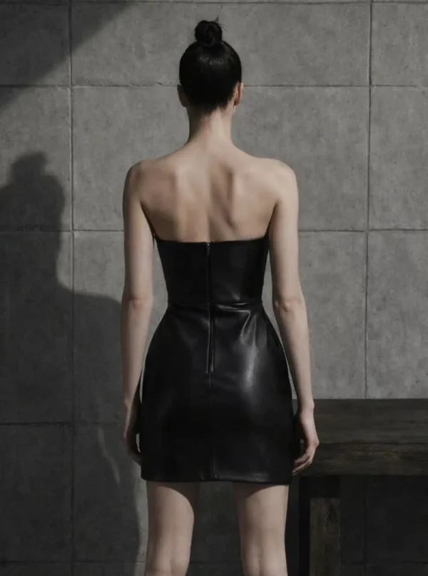 robe-bustier-cuir-aspa-noir-dos-zoom Robe bustier en cuir Aspa noire, vue de dos, fermeture éclair et découpes bustier, plan rapproché