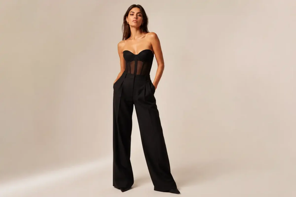 Bustier corset noir avec pantalon large — lingerie portée en look vestiaire