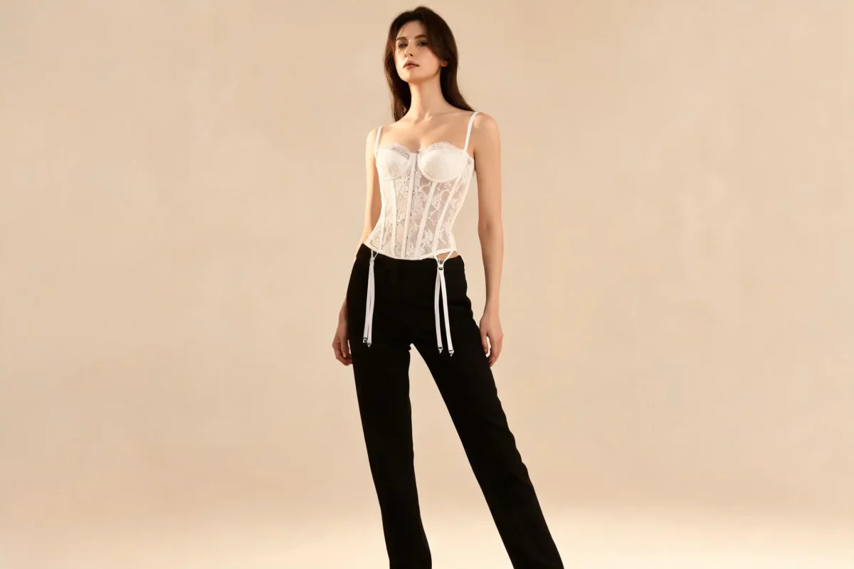Guêpière dentelle blanche avec pantalon noir et jarretelles visibles — look mode guêpière