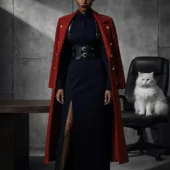 Harnais cuir Valdis noir porté avec manteau rouge militaire, vue de face