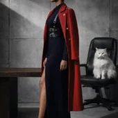 Harnais cuir Valdis noir, vue de profil avec manteau rouge militaire